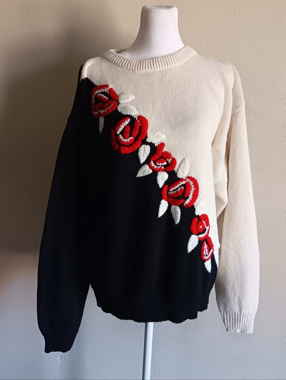 80s 90s Era Vintage Colorblock Black Cream Sweater with Red Rose Embroidery L/XL